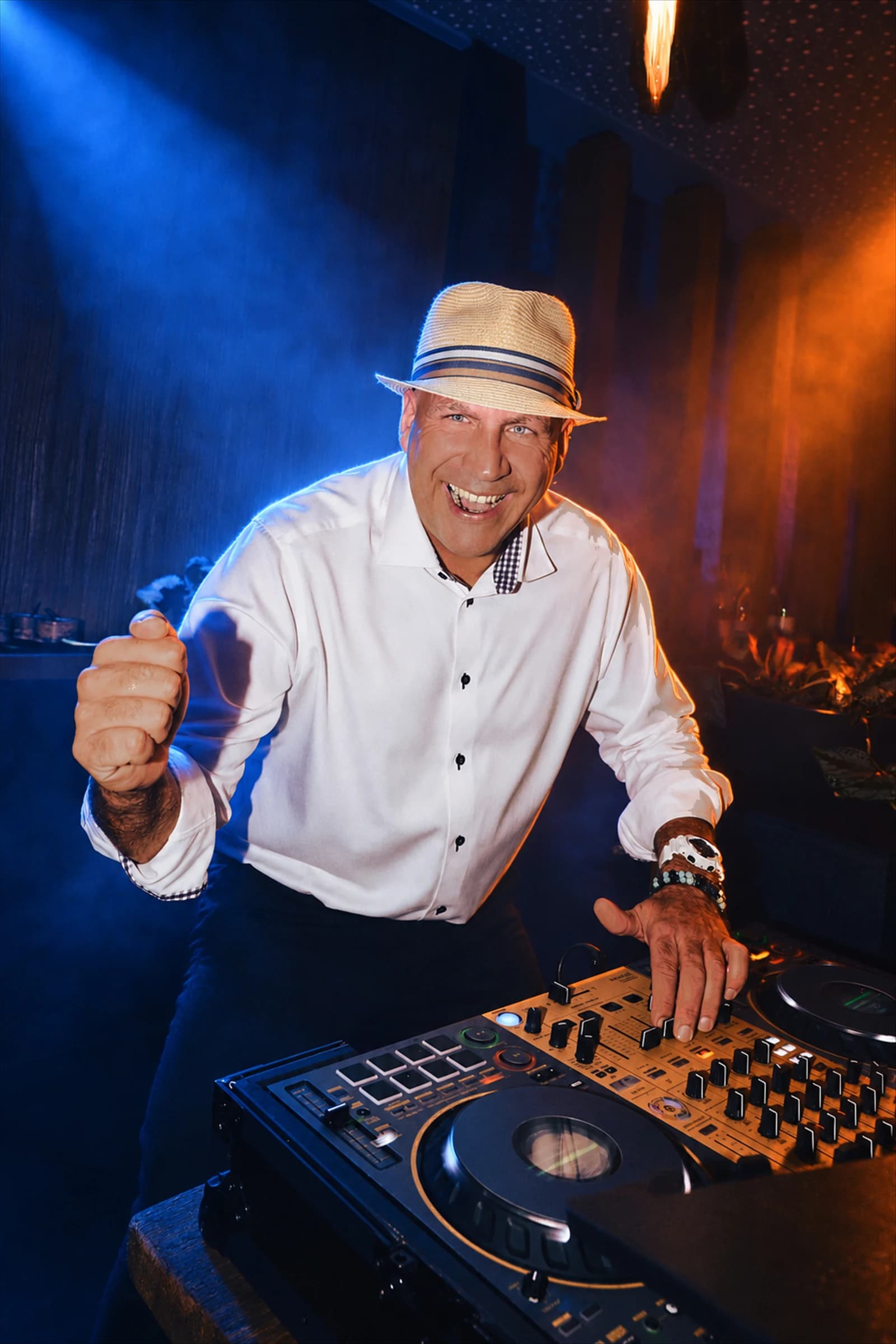 Patrick Miles am DJ-Pult, im Hintergrund die Tanzfläche